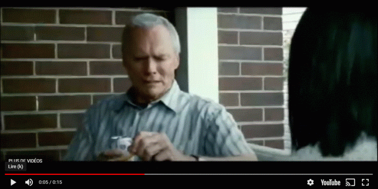 Clint Eastwood dans Gran Torino en 2008 en train d'ordonner à sa voisine d'origine hmong d'aller lui chercher une autre bière